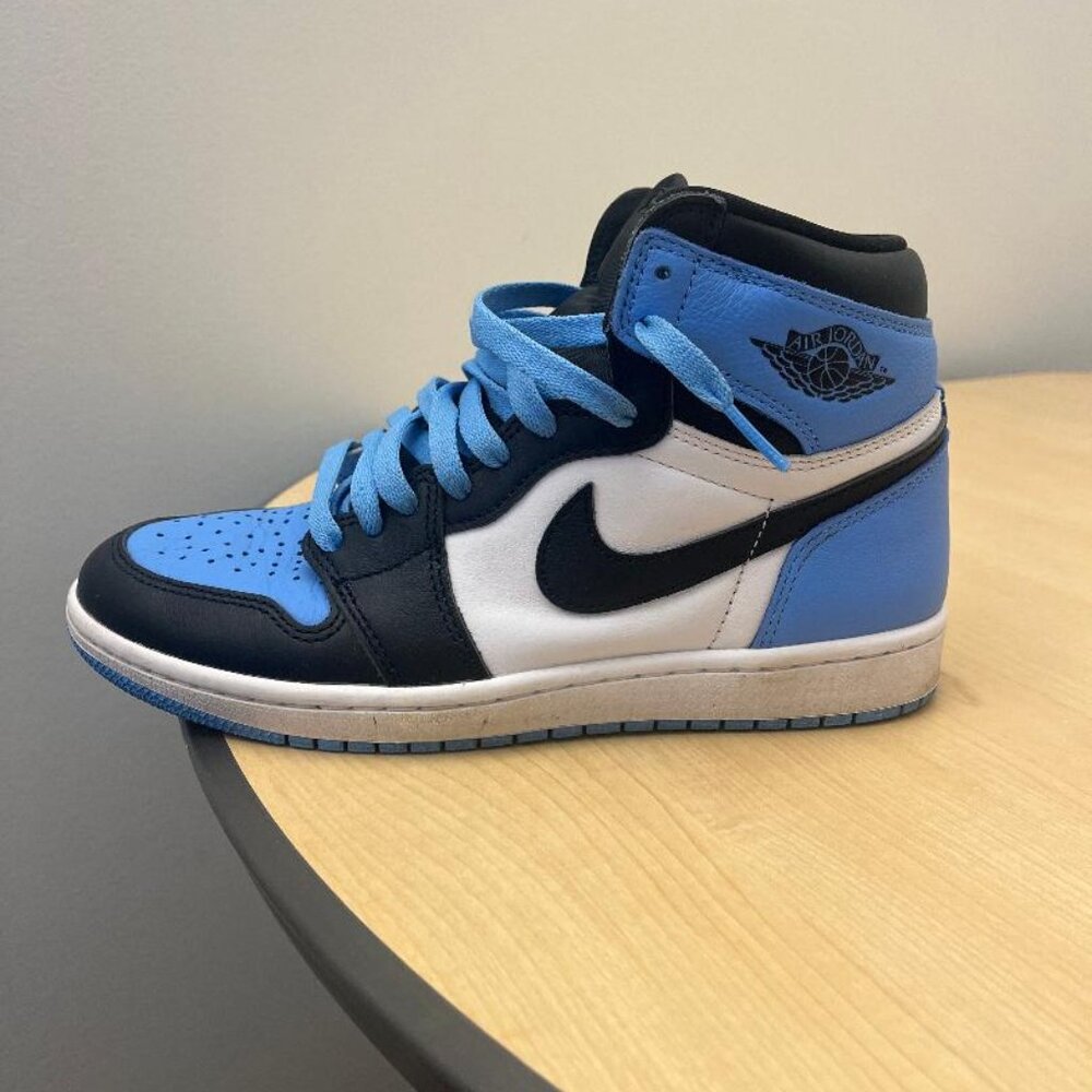 Air Jordan 1 High UNC